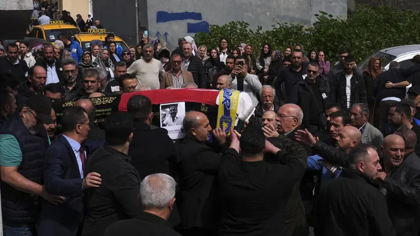 İzmir'de öldürülen taksi şoförü son yolculuğuna uğurlandı  haberinin görseli