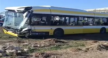 Konya’da otobüs ve öğrenci servisi çarpıştı: 17 kişi yaralandı