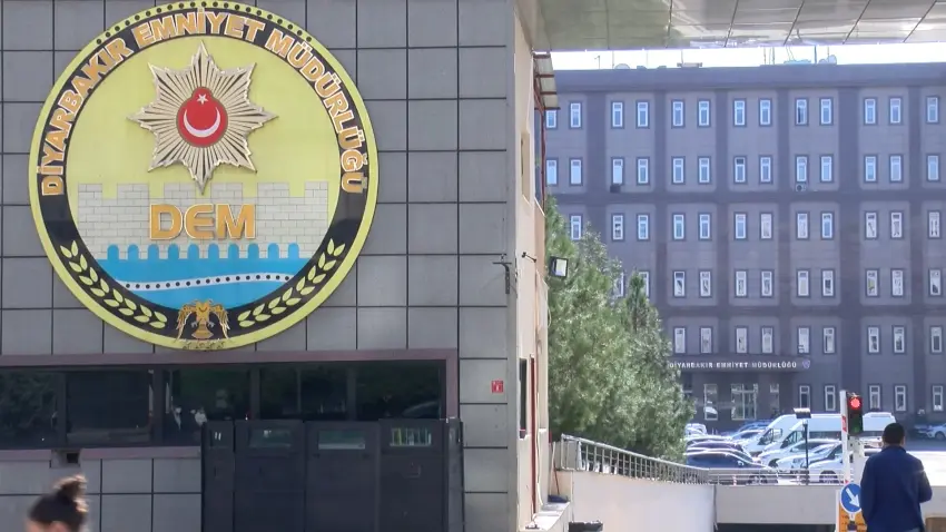 Polisin ‘dur’ ihtarına uymadı: 2 polisi yaralayan şüpheli tutuklandı haberinin görseli