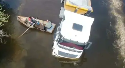 Suyla dolan yolda mahsur kaldı: TIR şoförü sandalla kurtarıldı