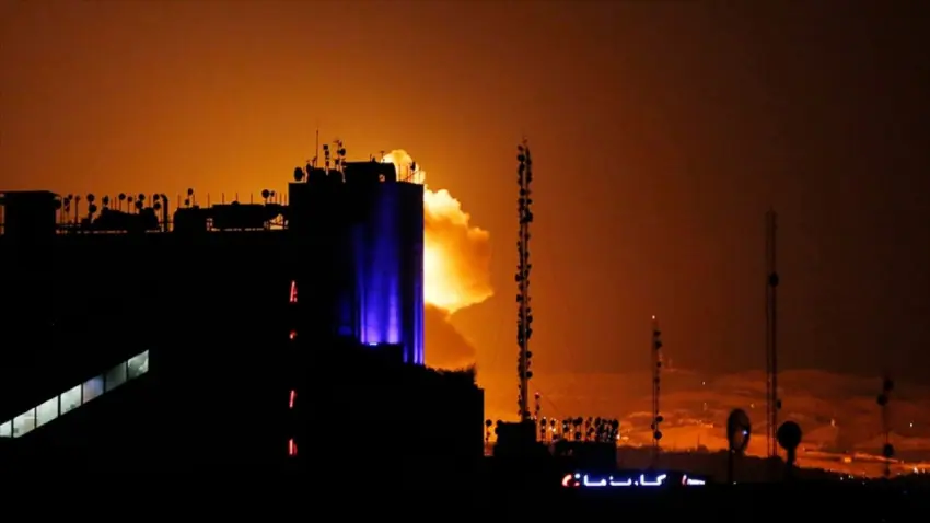 Tahran’da patlama sesleri: ABD ve İsrail’den en yoğun hava saldırısı haberinin görseli