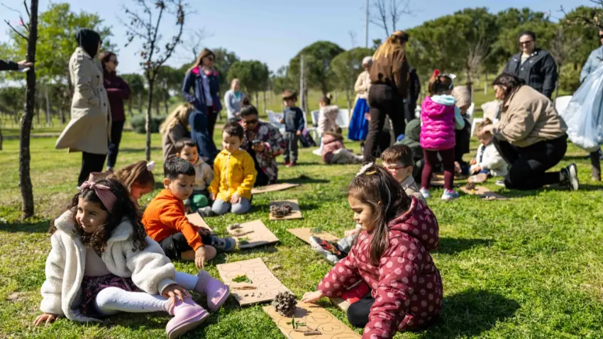 Bornova’da çocuklar doğayı keşfederek öğrendi haberinin görseli