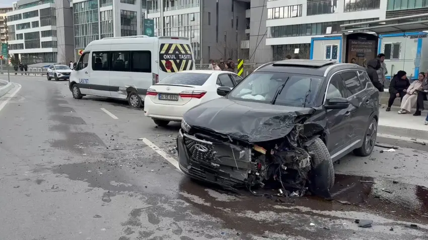 Ehliyetini 4,5 ay önce alan sürücü virajı alamayıp karşı yöne uçtu: 4 kişi yaralandı haberinin görseli