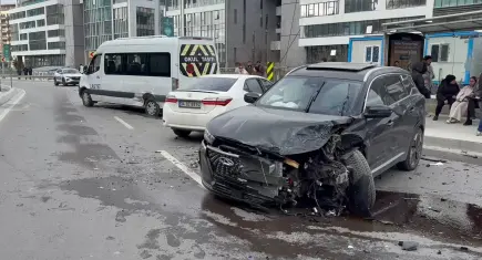 Ehliyetini 4,5 ay önce alan sürücü virajı alamayıp karşı yöne uçtu: 4 kişi yaralandı