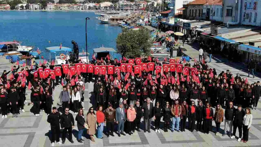 Foça’da İstiklal Marşı’nı ilçenin dört bir yanında okudular haberinin görseli