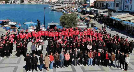 Foça’da İstiklal Marşı’nı ilçenin dört bir yanında okudular