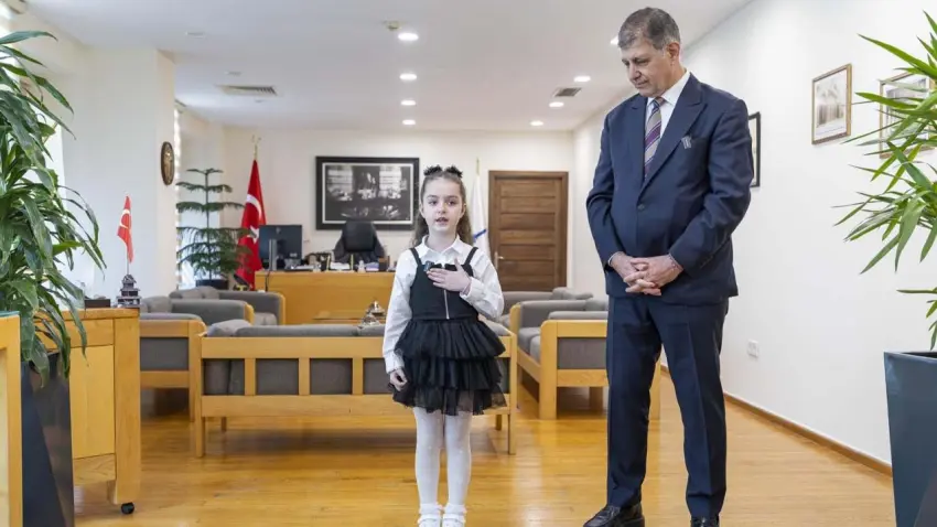 İzmir’de başkanlık makamında minik vatandaşla gurur dolu buluşma haberinin görseli