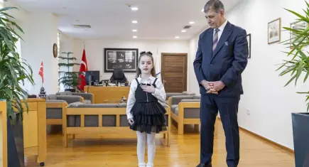 İzmir’de başkanlık makamında minik vatandaşla gurur dolu buluşma
