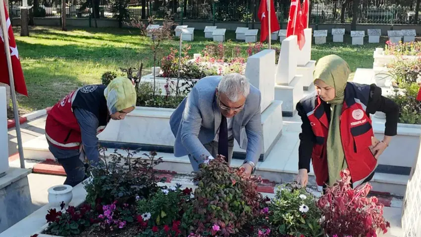 81 ilde şehit kabirlerinde eş zamanlı temizlik ve bakım çalışması haberinin görseli