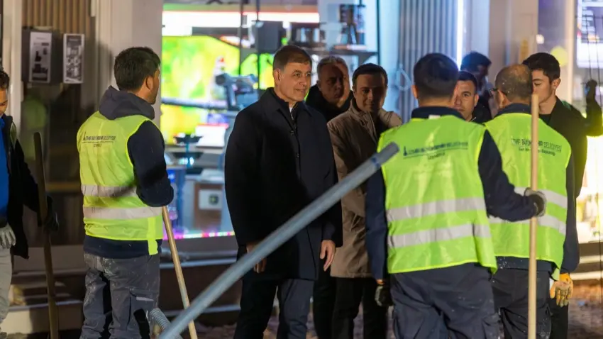 Başkan Tugay’dan gece mesaisindeki işçilere ziyaret haberinin görseli