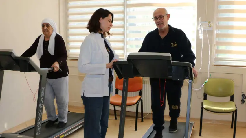 Bir nefeslik yolculuktan hayata dönüş: Pulmoner rehabilitasyonun etkisi haberinin görseli