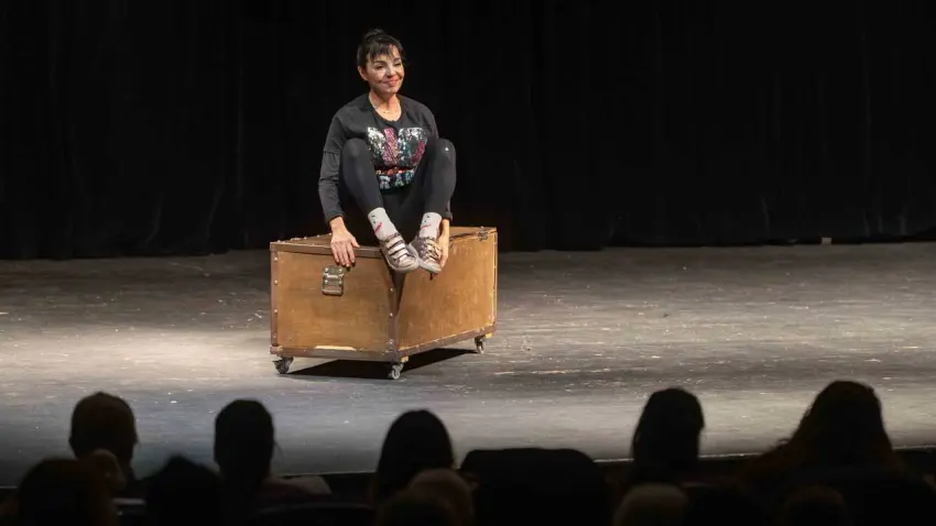 Bornova’da kadınların hikayeleriyle sahneye taştı haberinin görseli