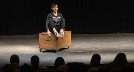 Bornova’da kadınların hikayeleriyle sahneye taştı