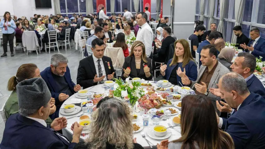 Bornova’da vefa sofrası: Şehit aileleri ve gazilerle duygu dolu iftar haberinin görseli