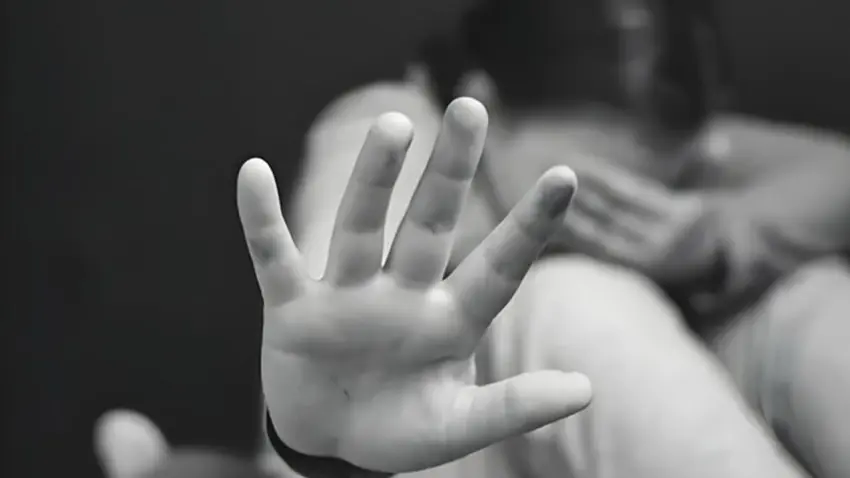 İmam hatip lisesinde kız öğrenciye cinsel istismarda bulunan kadın öğretmen için 21 yıl hapis talebi haberinin görseli