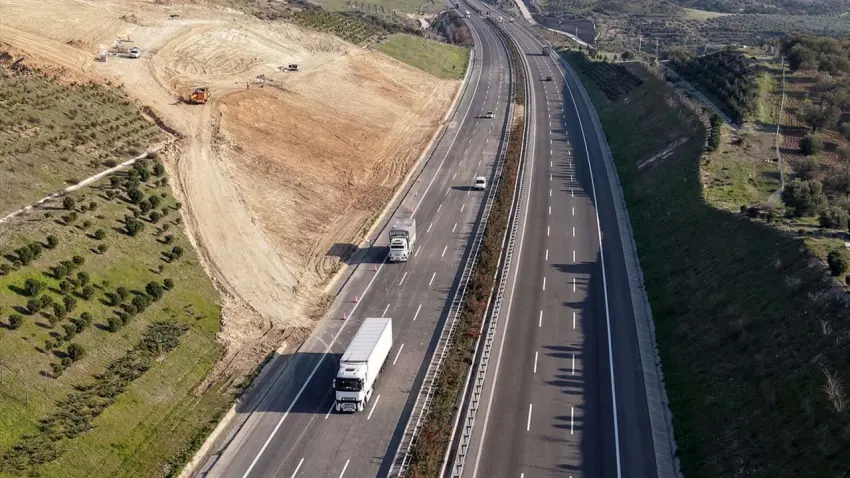 İstanbul-İzmir Otoyolu’nda heyelan esareti bitti: Yol tamamen trafiğe açıldı haberinin görseli