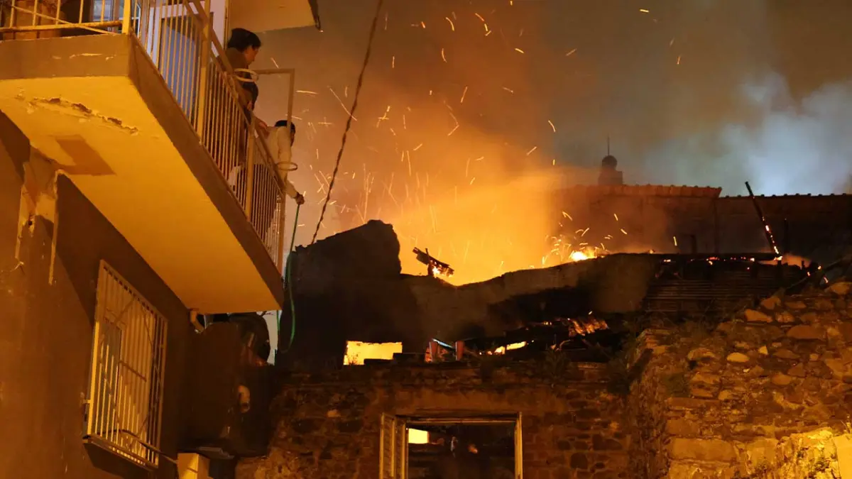 İzmir’de 2 katlı evde çıkan yangın söndürüldü görseli