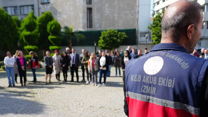 İzmir’de deprem haftası kapsamında tahliye tatbikatı düzenlendi