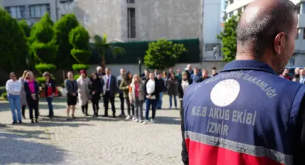 İzmir’de deprem haftası kapsamında tahliye tatbikatı düzenlendi