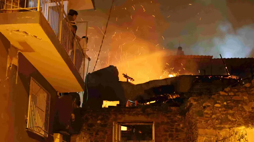 İzmir haber: Elektrikli battaniyeden çıkan yangın bitişikteki evlere sıçramadan söndürüldü haberinin görseli