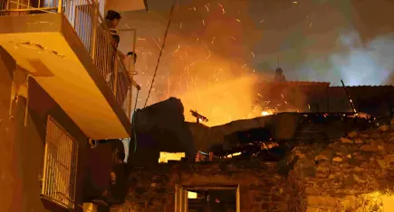 İzmir haber: Elektrikli battaniyeden çıkan yangın bitişikteki evlere sıçramadan söndürüldü