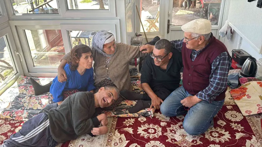 71 ve 72 yaşındaki çift, 52 yıldır engelli 3 çocuğuna bakıyor: Bir dediğini iki yapmıyorum
