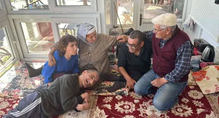 71 ve 72 yaşındaki çift, 52 yıldır engelli 3 çocuğuna bakıyor: Bir dediğini iki yapmıyorum