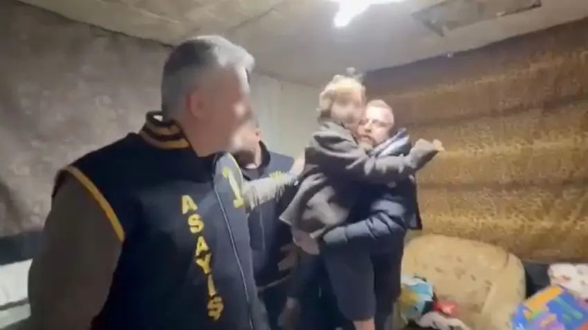Babası tarafından annesinden kaçırılan 8 yaşındaki çocuk, 7 yıldır tutulduğu harabe evden kurtarıldı haberinin görseli