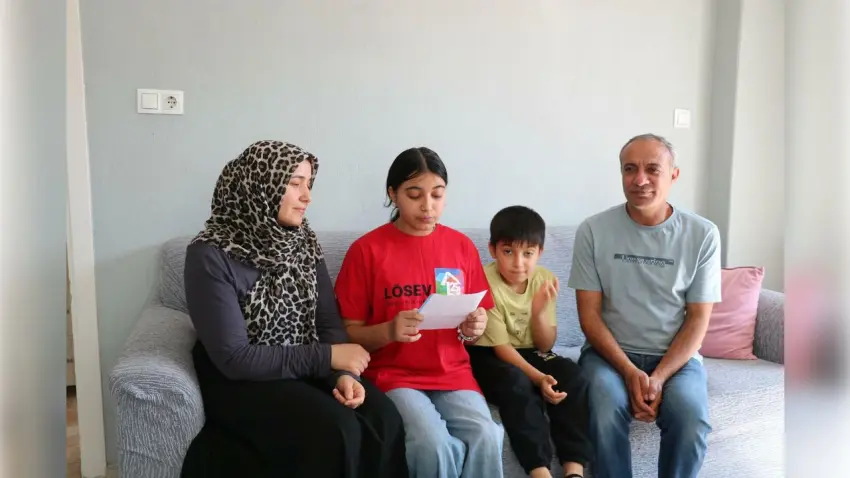 Deprem Sonrası İzmir’e Göç Eden Zeynep, Kanseri Yenerek Arkadaşlarına Umut Verdi haberinin görseli