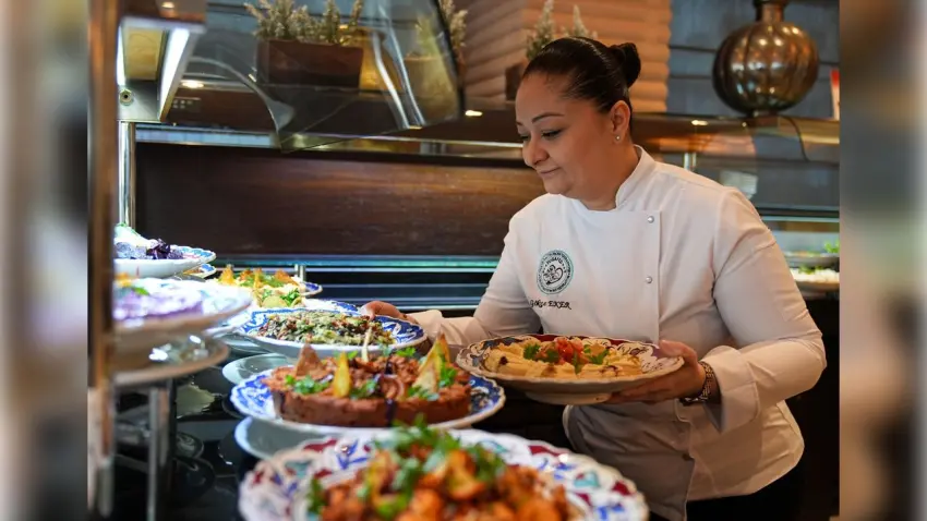 Depremzede şef İzmir’de yeni bir sofra kurdu haberinin görseli