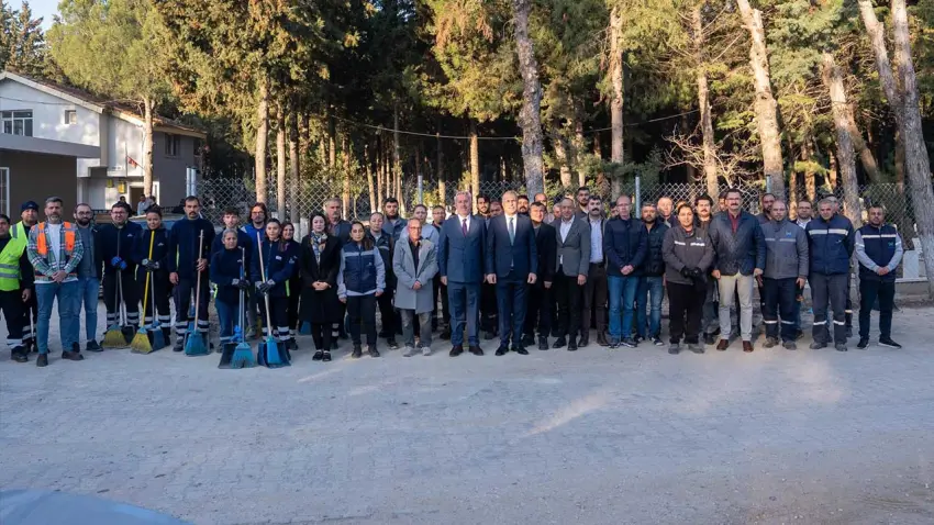 Gaziemir’de mezarlıklar bayrama hazırlanıyor     haberinin görseli