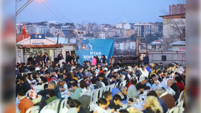 Karabağlar ’da iftar buluşması: Yüzlerce vatandaş aynı sofrada haberinin görseli
