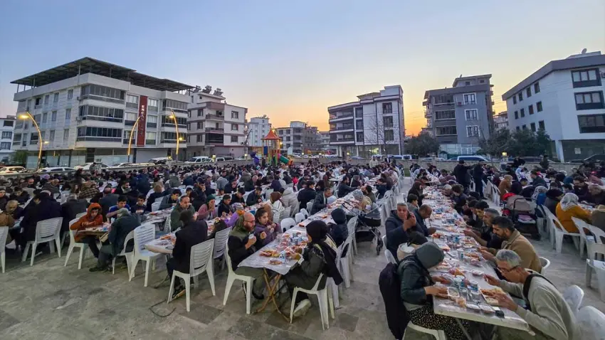 Torbalı’da ramazan sofrası Atatürk Mahallesi’nde kuruldu haberinin görseli