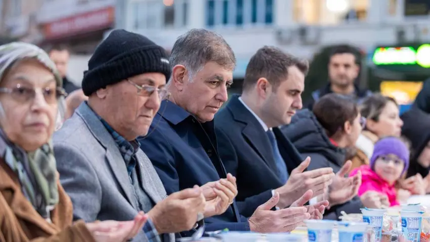 Başkan Tugay, Aliağa'da dayanışma sofrasında konuştu: Bizim şatafata değil, birliğe ihtiyacımız var haberinin görseli