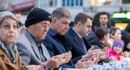 Başkan Tugay, Aliağa'da dayanışma sofrasında konuştu: Bizim şatafata değil, birliğe ihtiyacımız var