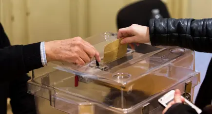 Fransa'da yerel seçimlerin ilk turunda oy verme işlemi başladı