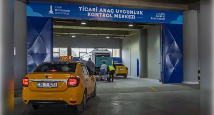 Gaziemir’deki merkez taksi ve minibüsleri denetliyor