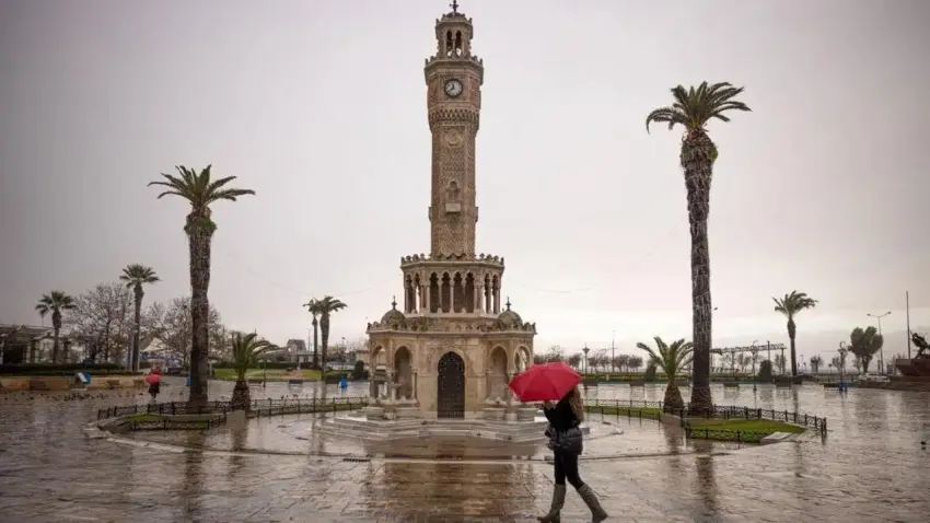 İzmir’de bahar havası yerini sağanak yağışlara bırakıyor haberinin görseli