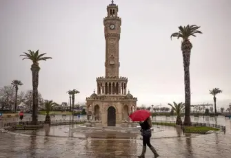 İzmir’de bahar havası yerini sağanak yağışlara bırakıyor