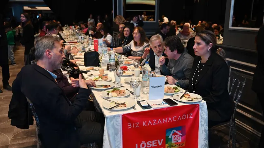 İzmir’de LÖSEV ailesi iftar sofrasında buluştu: Sevgiyle her zorluğu aşacağız haberinin görseli