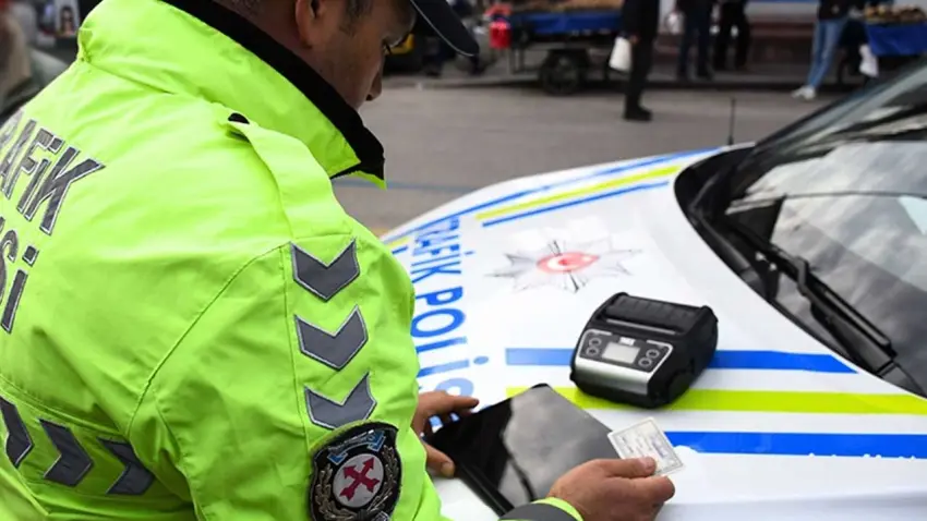  İzmir’de trafik magandasına ağır fatura: 180 bin lira ceza ve men kararı haberinin görseli