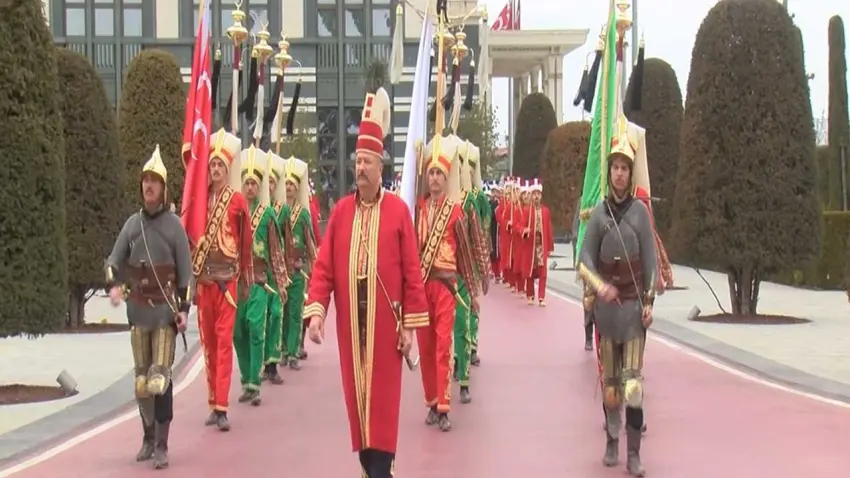 Külliye’de ramazan coşkusu: Dev korteje yoğun ilgi haberinin görseli