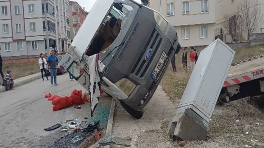 Tarım işçilerini taşıya minibüs ile otomobil çarpıştı: 5 yaralı