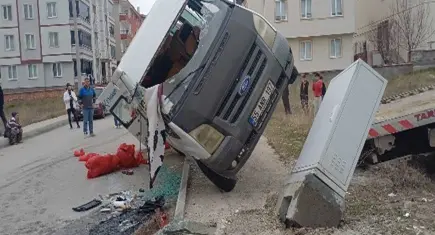 Tarım işçilerini taşıya minibüs ile otomobil çarpıştı: 5 yaralı