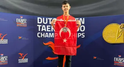 Aliağa’lı Taekwondocu Emirhan Okmar, Dutch Open’da gümüş madalya kazandı