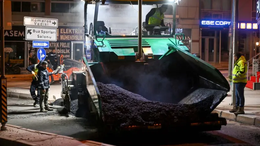 Bornova’da asfalt mesaisi: Altyapı çalışmaları sonrası bozulan yollar yenileniyor haberinin görseli