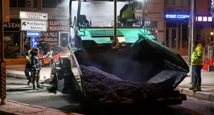 Bornova’da asfalt mesaisi: Altyapı çalışmaları sonrası bozulan yollar yenileniyor