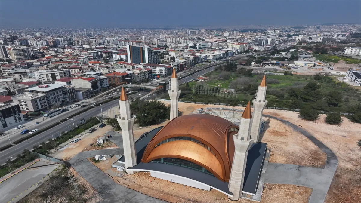 İzmir'de 5 bin kişilik Hacı Mustafa Tekinalp Camisi açılışa hazırlanıyor görseli