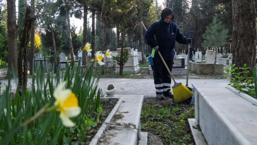 İzmir’de mezarlıklar bayrama hazırlanıyor haberinin görseli