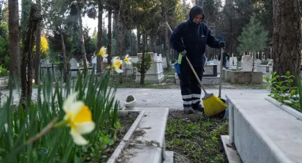 İzmir’de mezarlıklar bayrama hazırlanıyor